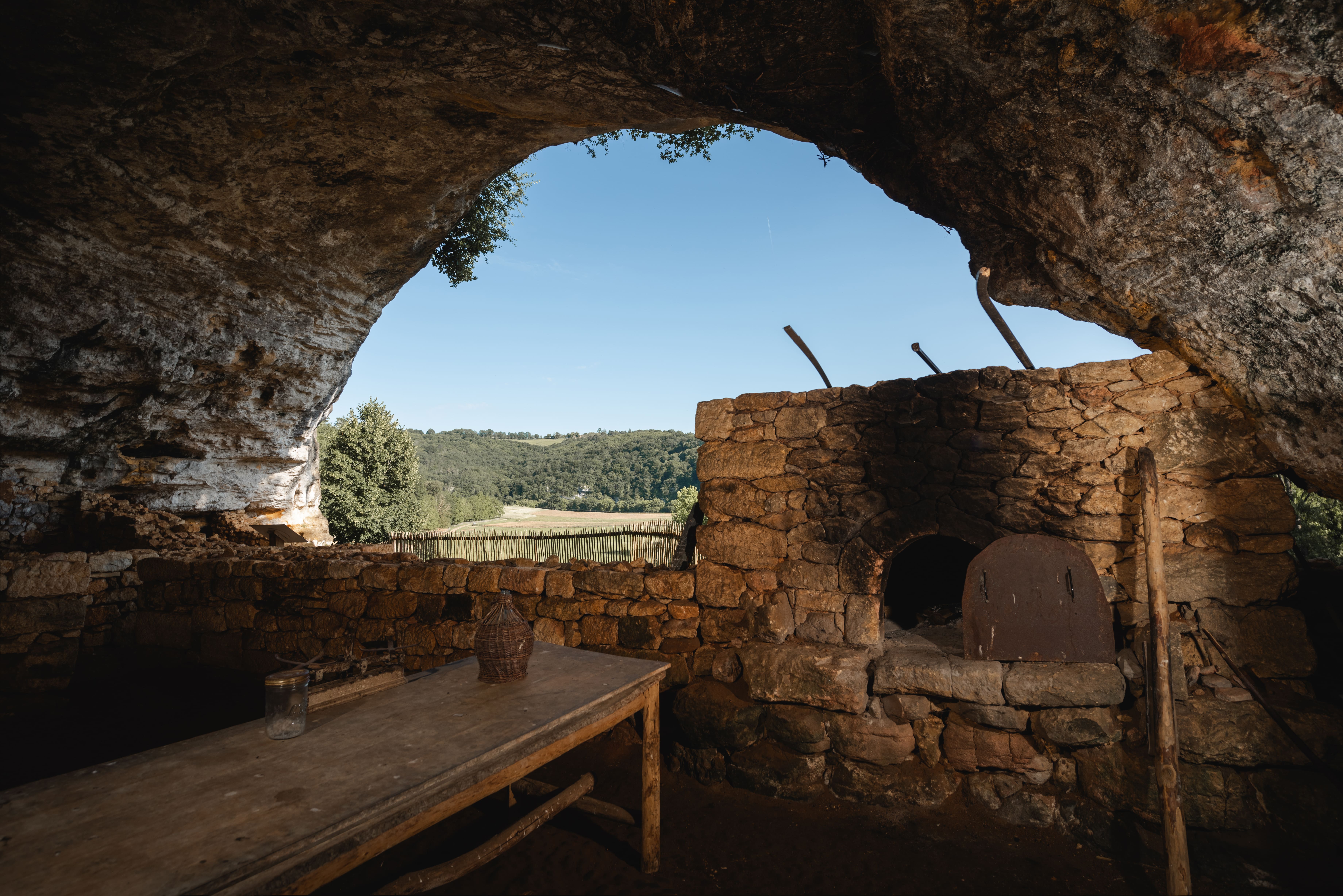 Le four banal du site de la Madeleine. Un panorama époustouflant dans un des plus grands abris sous roche du Périgord