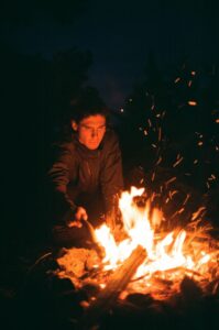 Sacha Benitah cuisine au feu dans la nuit