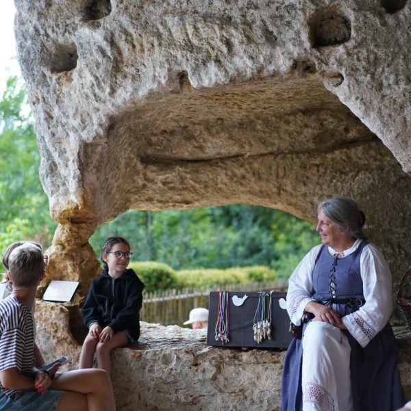 Patricia vous conte des légendes du Moyen-âge au coeur du site troglodyte