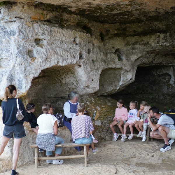 Contes sur la place du site troglodytique de la Madeleine