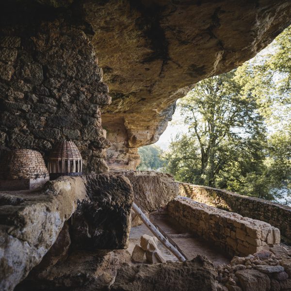 Un des abris troglodytiques dans la lumière du matin