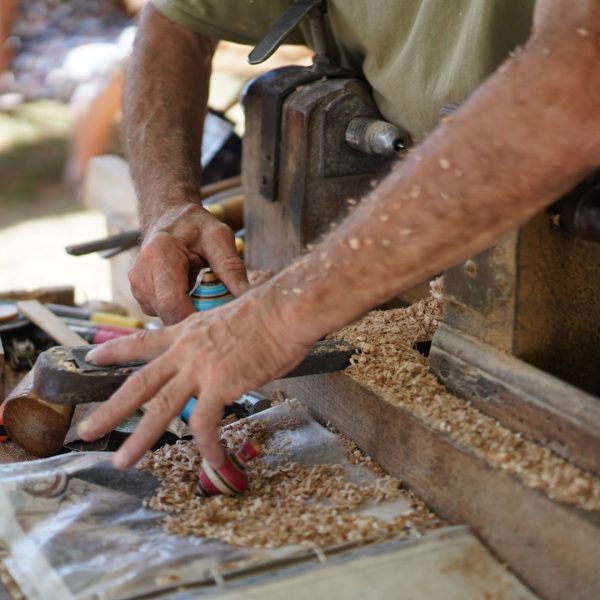 Village-de-la-Madeleine-Périgord-Activité-Démonstration-Tourneur-bois-Confection-toupie-1